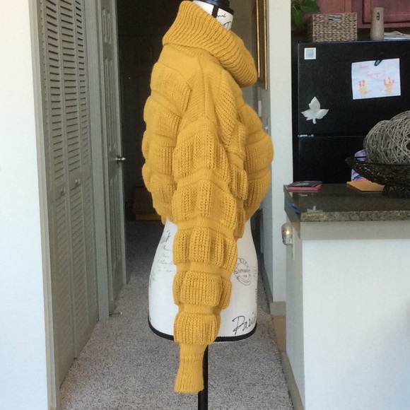 💋 Cropped Turtleneck Sweater 💋 - Picture 6 of 8